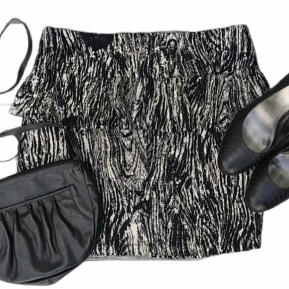 Anthropologie Dresses & Skirts - Anthropologie Hazel Peplum Mini Skirt Black and Cream Women's Large